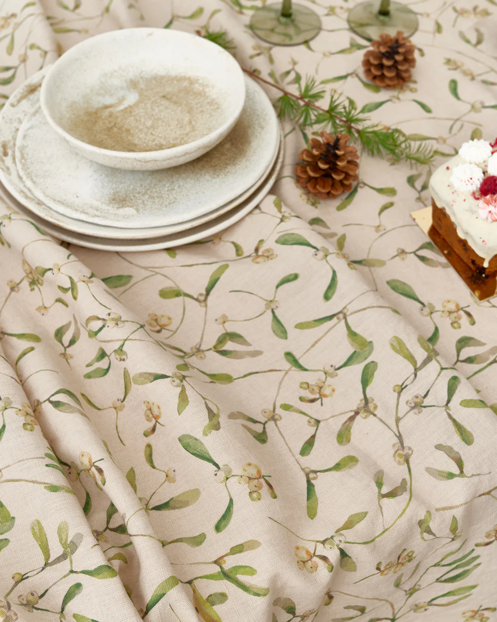 under-the-mistletoe-print-linen-tablecloth-3