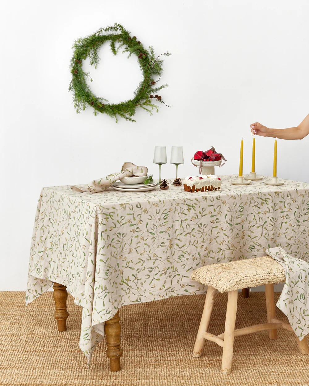 under-the-mistletoe-print-linen-tablecloth-7